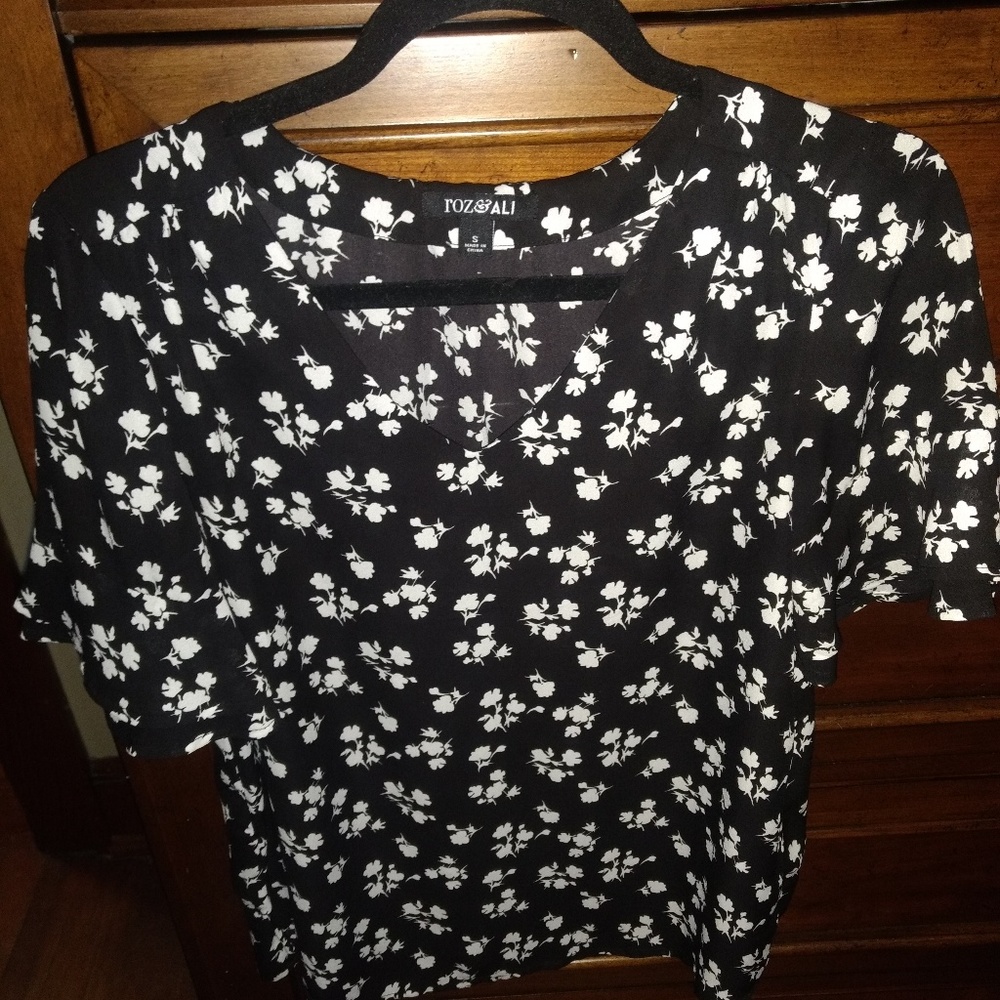 Roz&Ali black & white floral w/ ruffle sleeve